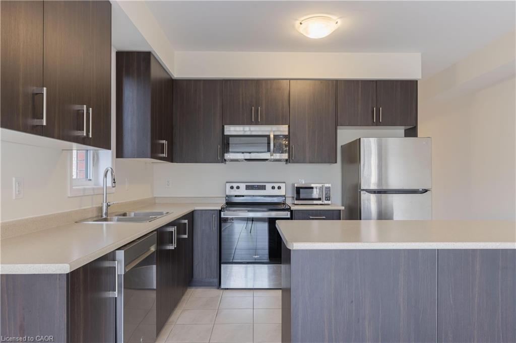 35-8317 Mulberry Drive, Niagara Falls, ON - Indoor Photo Showing Kitchen With Double Sink With Upgraded Kitchen