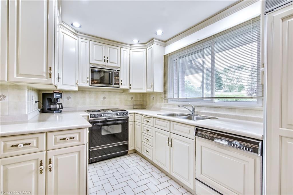 3546 Eton Crescent, Niagara Falls, ON - Indoor Photo Showing Kitchen With Double Sink