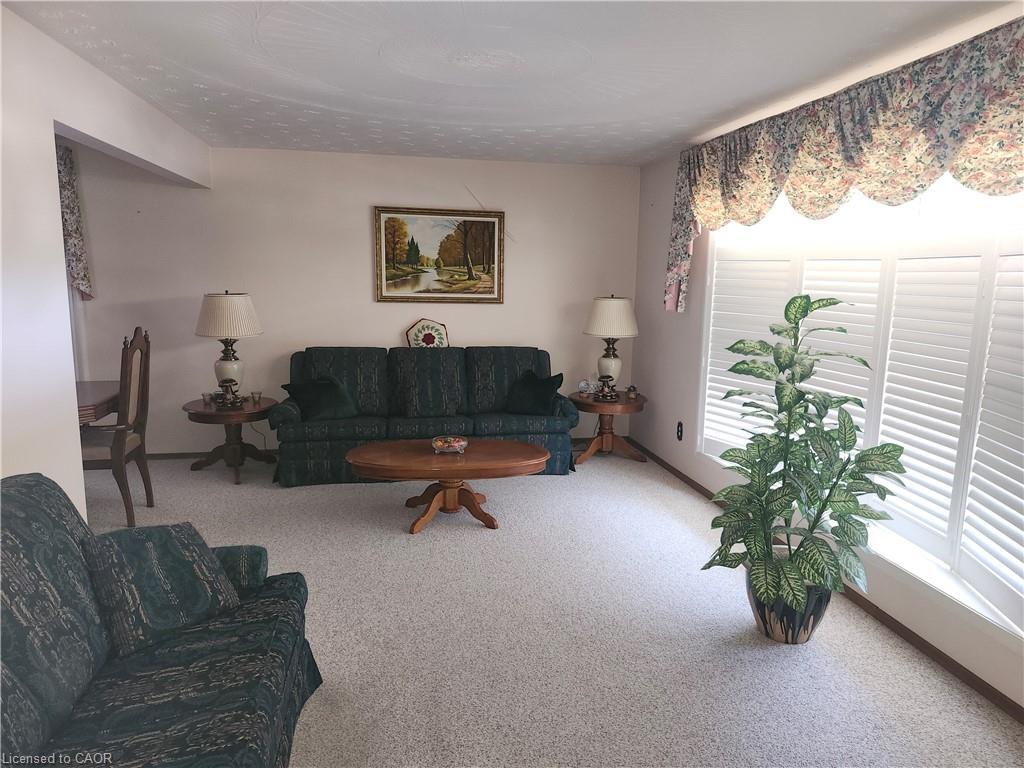 17 Stodola Drive, Brantford, ON - Indoor Photo Showing Living Room