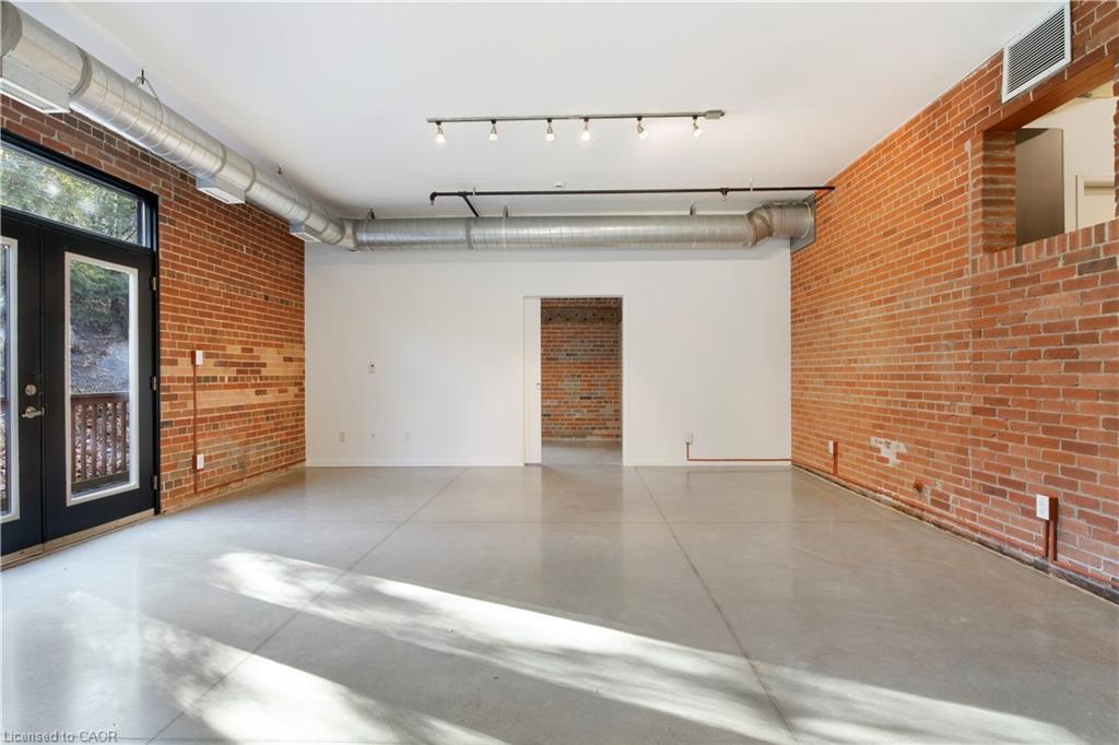 206-85 Spruce Street, Cambridge, ON - Indoor Photo Showing Garage