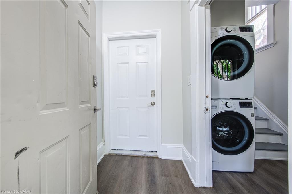 Upper-200 Park Avenue, Brantford, ON - Indoor Photo Showing Laundry Room