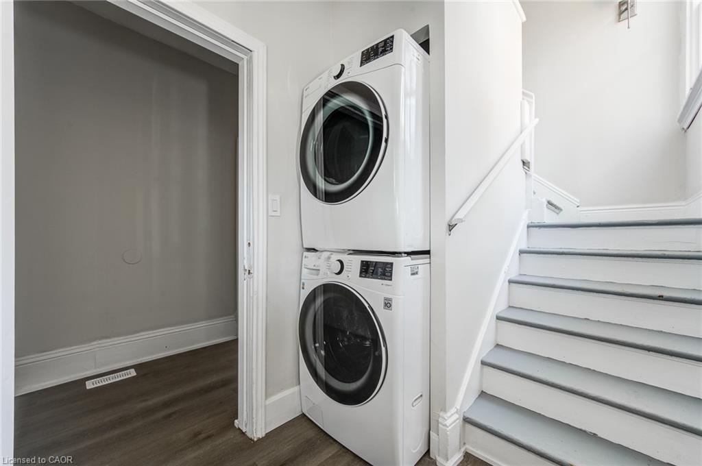 Upper-200 Park Avenue, Brantford, ON - Indoor Photo Showing Laundry Room