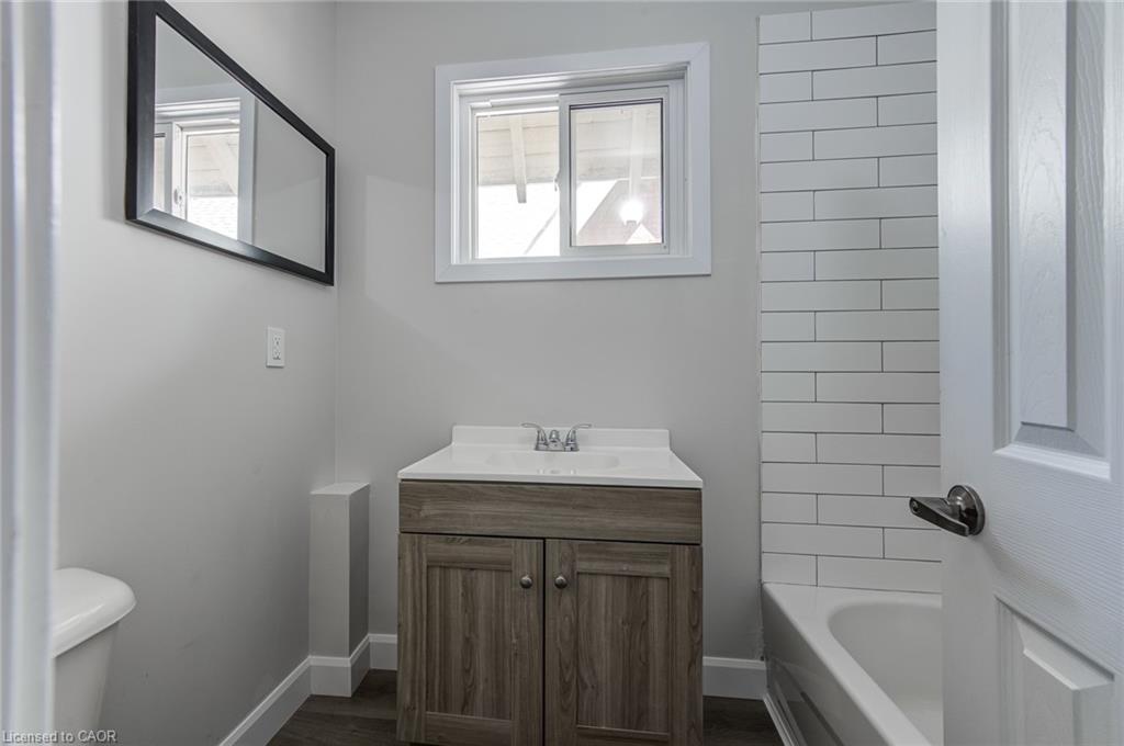 Upper-200 Park Avenue, Brantford, ON - Indoor Photo Showing Bathroom