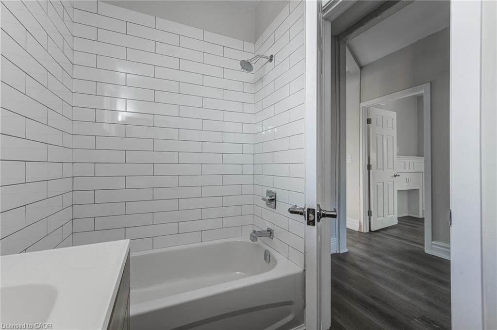 Upper-200 Park Avenue, Brantford, ON - Indoor Photo Showing Bathroom