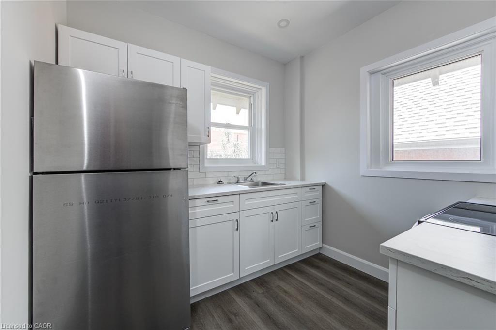 Upper-200 Park Avenue, Brantford, ON - Indoor