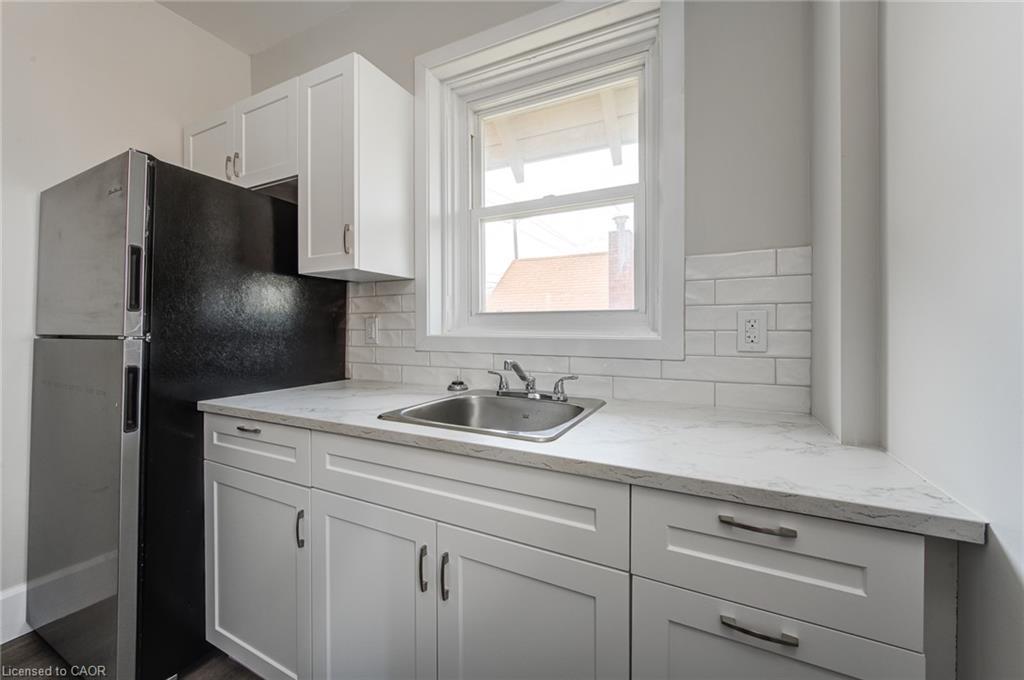 Upper-200 Park Avenue, Brantford, ON - Indoor Photo Showing Kitchen