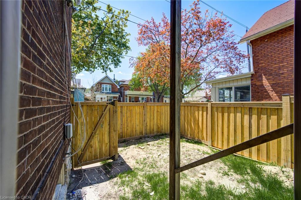 Upper-200 Park Avenue, Brantford, ON - Outdoor