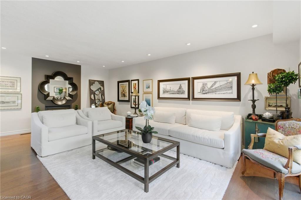 2387 Cavendish Drive, Burlington, ON - Indoor Photo Showing Living Room
