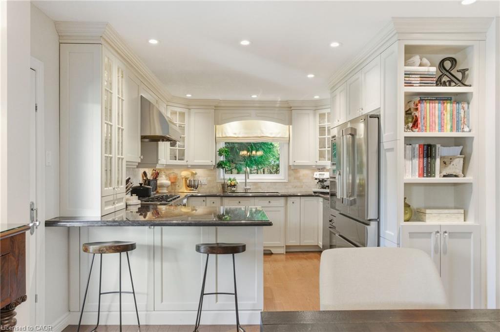 2387 Cavendish Drive, Burlington, ON - Indoor Photo Showing Kitchen With Upgraded Kitchen