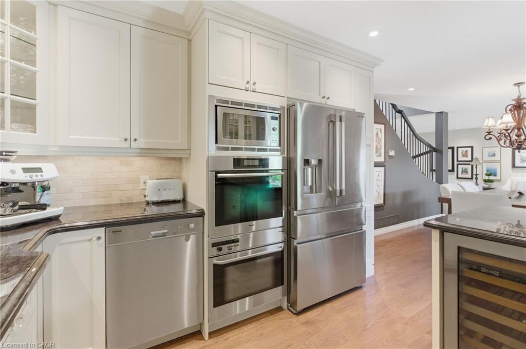 2387 Cavendish Drive, Burlington, ON - Indoor Photo Showing Kitchen