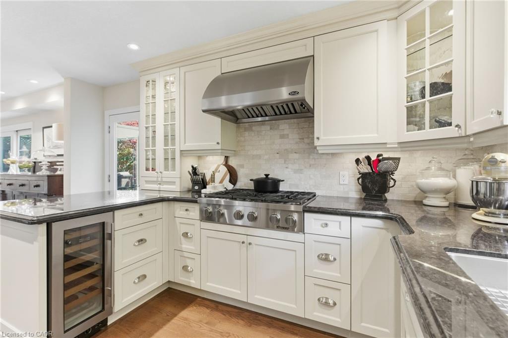 2387 Cavendish Drive, Burlington, ON - Indoor Photo Showing Kitchen With Upgraded Kitchen