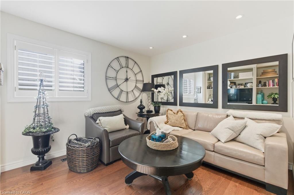 2387 Cavendish Drive, Burlington, ON - Indoor Photo Showing Living Room