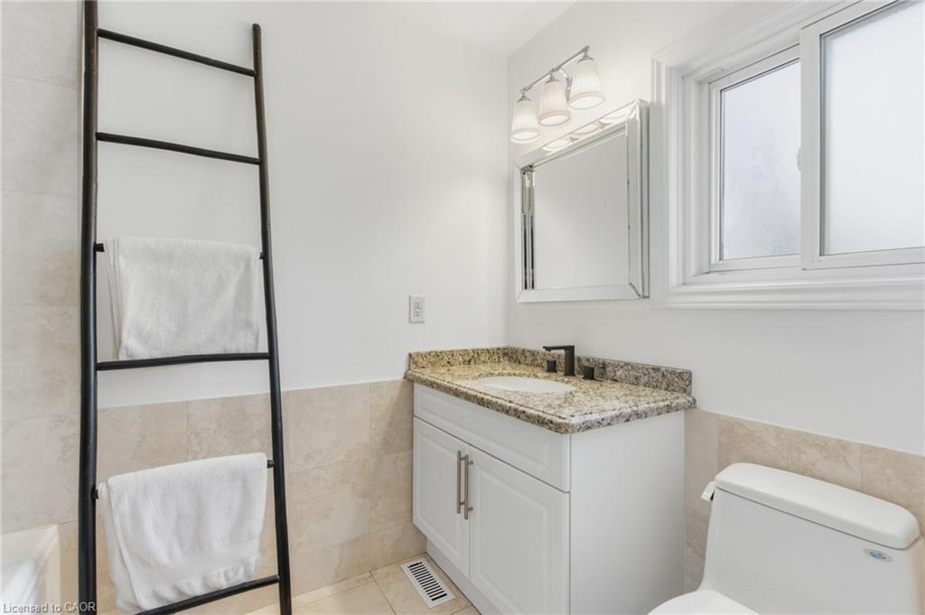 2387 Cavendish Drive, Burlington, ON - Indoor Photo Showing Bathroom