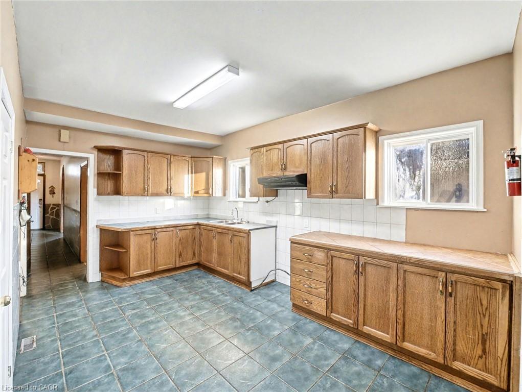 23 Oak Avenue, Hamilton, ON - Indoor Photo Showing Kitchen
