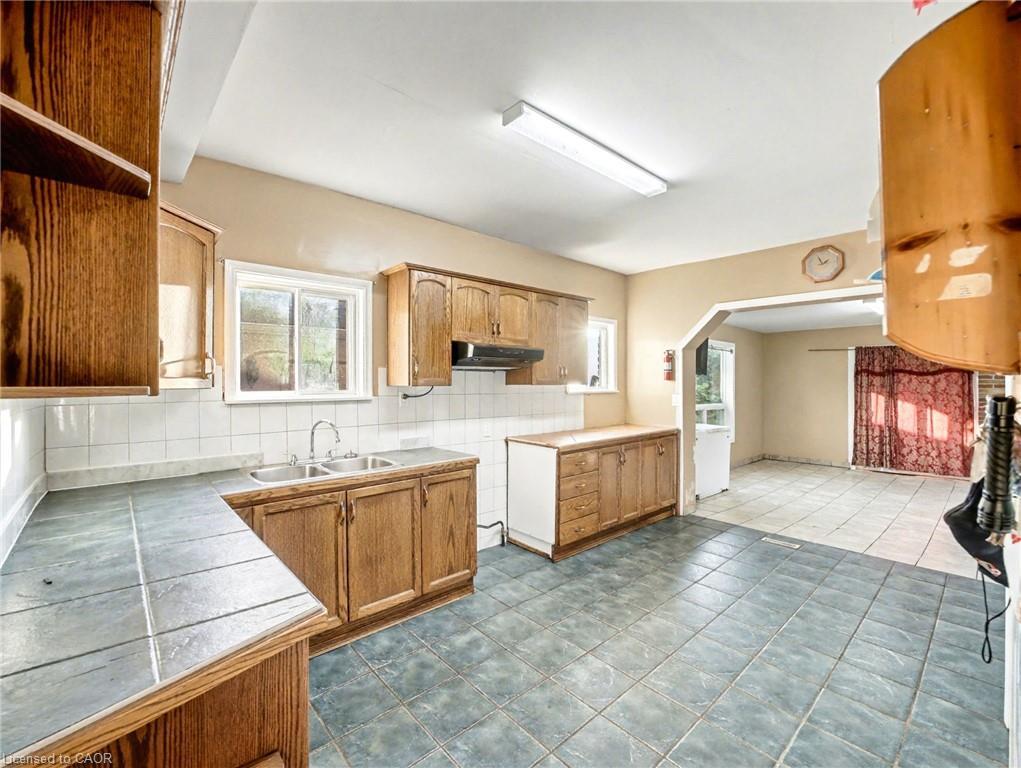 23 Oak Avenue, Hamilton, ON - Indoor Photo Showing Kitchen With Double Sink
