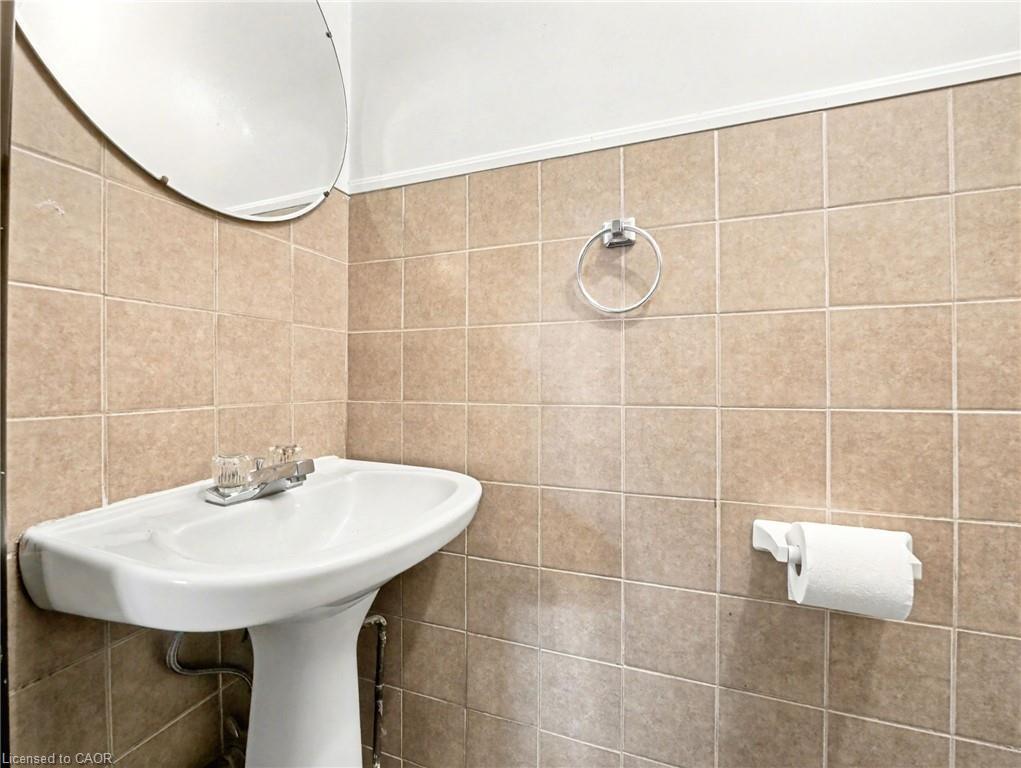 23 Oak Avenue, Hamilton, ON - Indoor Photo Showing Bathroom