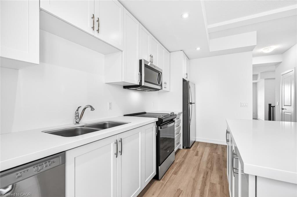 37-70 Kenesky Drive, Waterdown, ON - Indoor Photo Showing Kitchen With Double Sink With Upgraded Kitchen