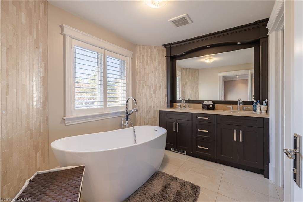123 Mayfield Drive, Oakville, ON - Indoor Photo Showing Bathroom