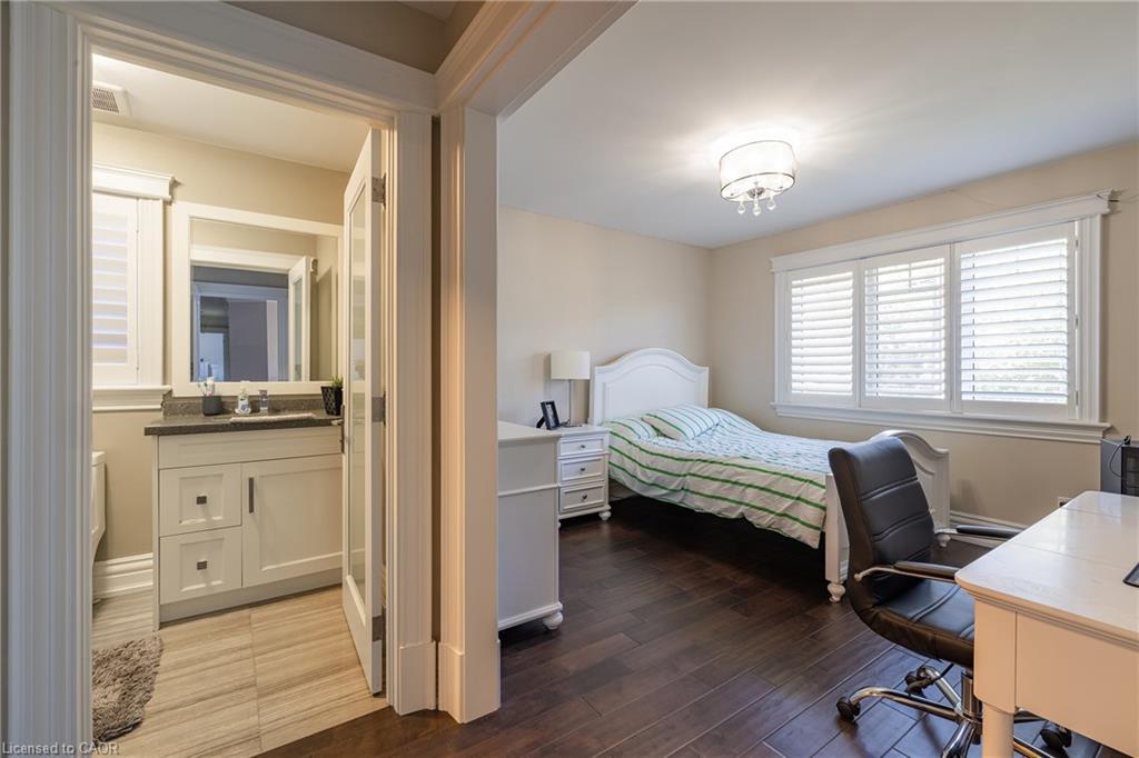 123 Mayfield Drive, Oakville, ON - Indoor Photo Showing Bedroom