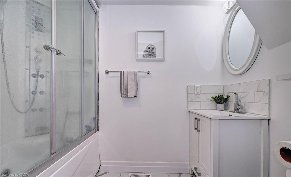 831 Hamilton Street, Cambridge, ON - Indoor Photo Showing Bathroom