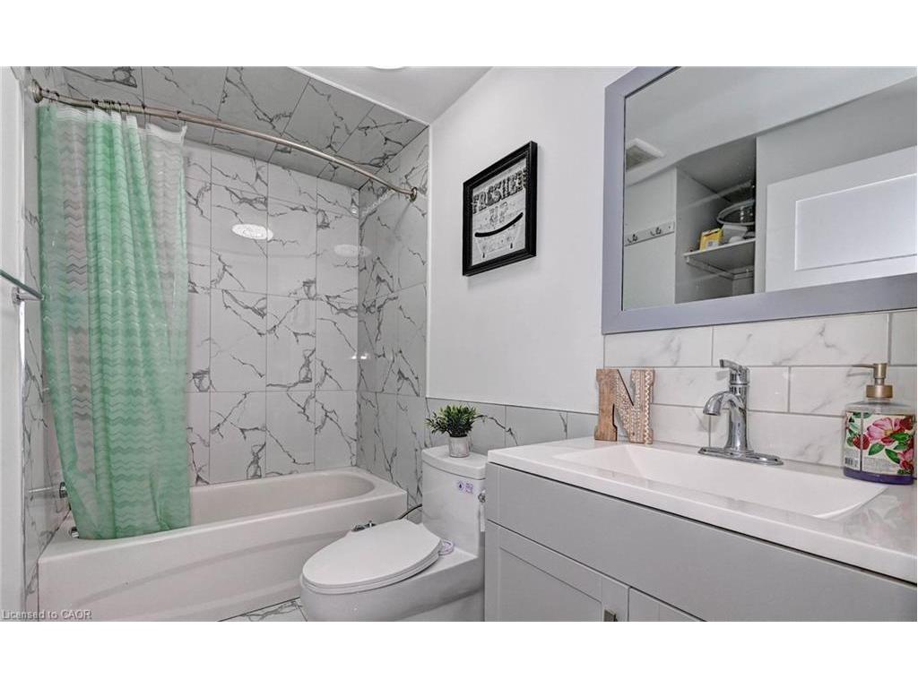 831 Hamilton Street, Cambridge, ON - Indoor Photo Showing Bathroom