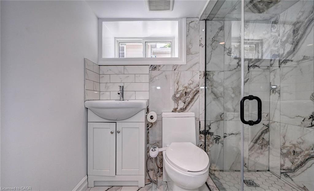 831 Hamilton Street, Cambridge, ON - Indoor Photo Showing Bathroom