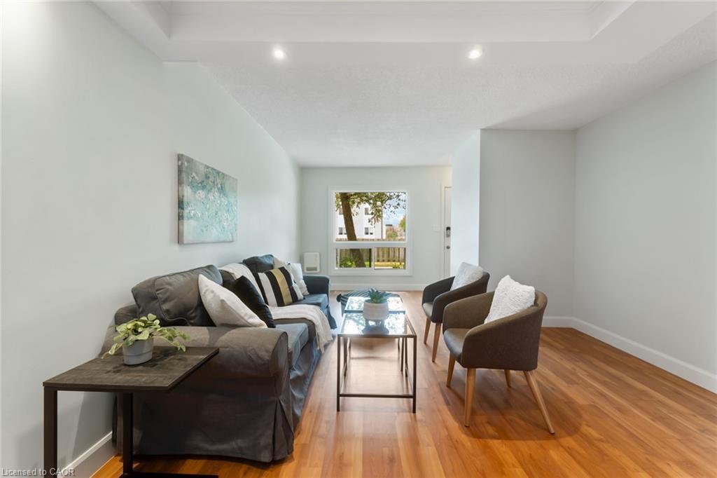 10-8646 Willoughby Drive, Niagara Falls, ON - Indoor Photo Showing Living Room