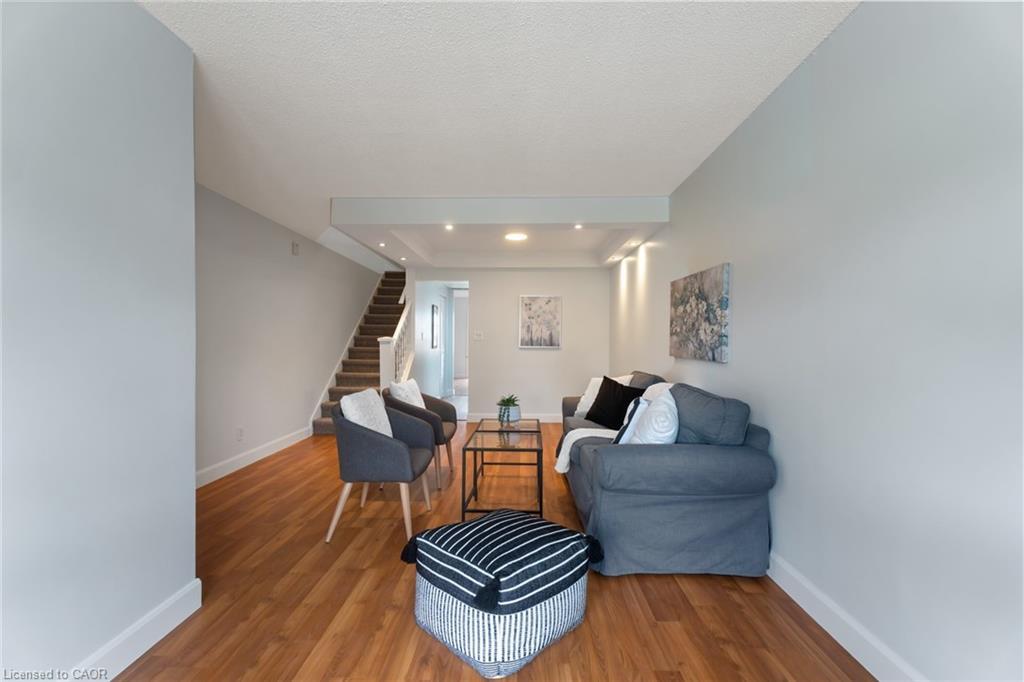 10-8646 Willoughby Drive, Niagara Falls, ON - Indoor Photo Showing Living Room