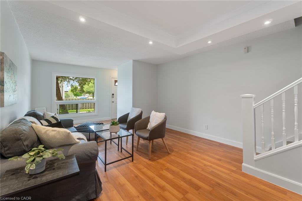 10-8646 Willoughby Drive, Niagara Falls, ON - Indoor Photo Showing Living Room