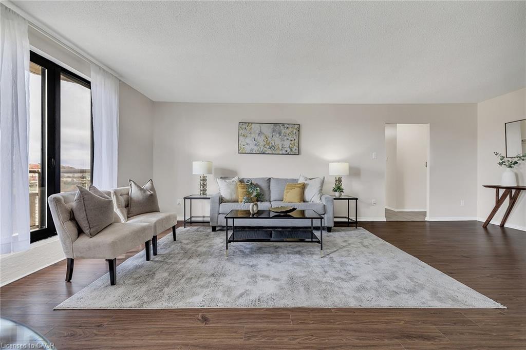 605-1100 Courtland Avenue E, Kitchener, ON - Indoor Photo Showing Living Room
