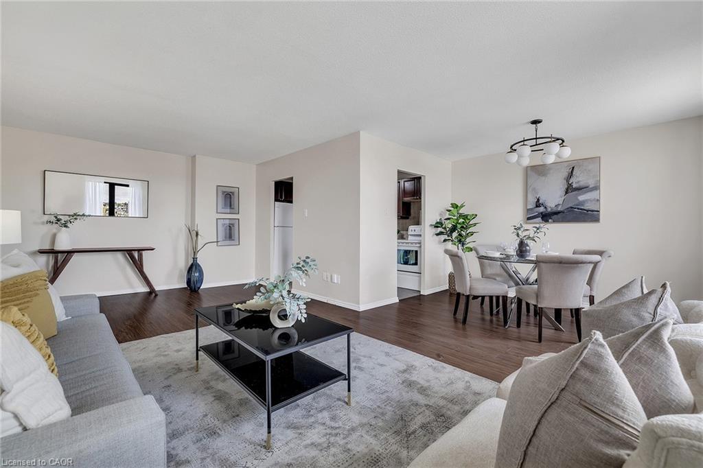 605-1100 Courtland Avenue E, Kitchener, ON - Indoor Photo Showing Living Room