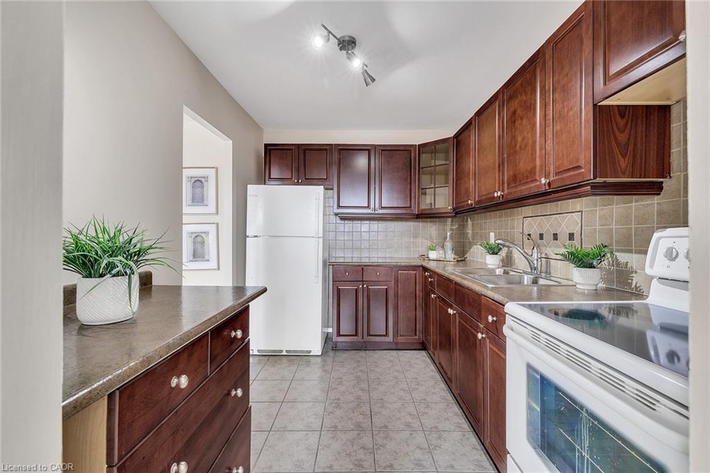 605-1100 Courtland Avenue E, Kitchener, ON - Indoor Photo Showing Kitchen With Double Sink