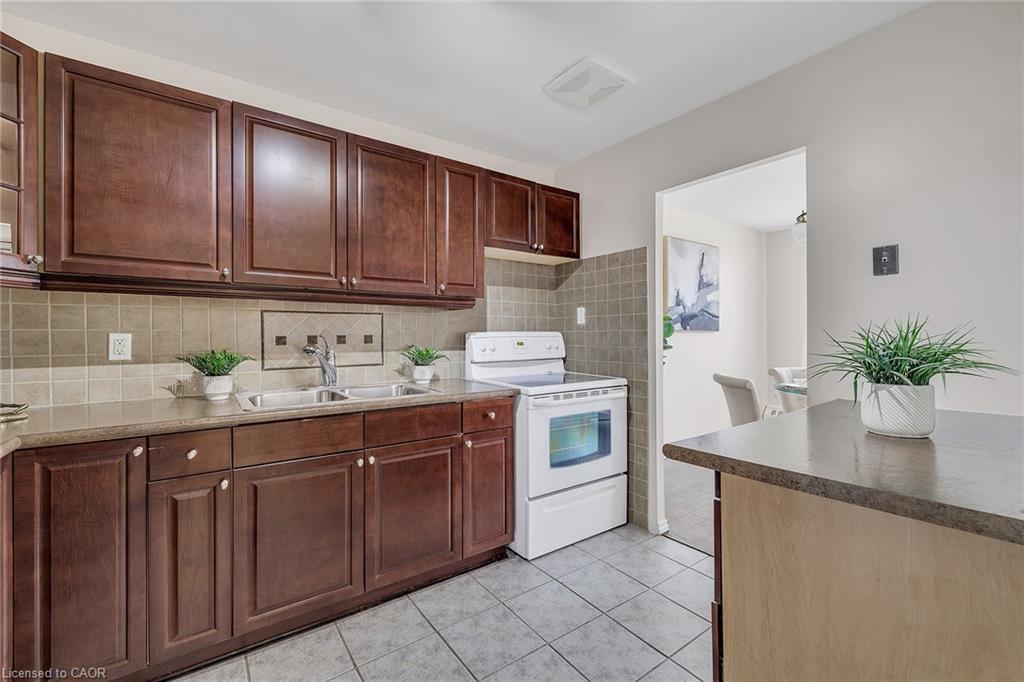 605-1100 Courtland Avenue E, Kitchener, ON - Indoor Photo Showing Kitchen With Double Sink