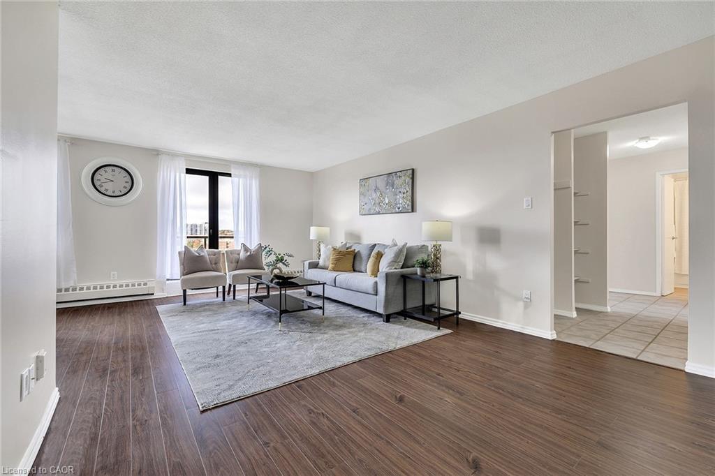 605-1100 Courtland Avenue E, Kitchener, ON - Indoor Photo Showing Living Room
