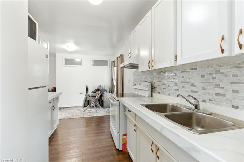 Main-10 Owen Place, Hamilton, ON - Indoor Photo Showing Kitchen With Double Sink
