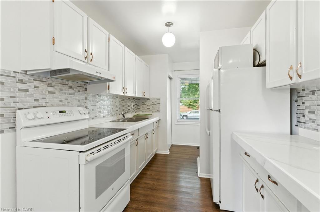 Main-10 Owen Place, Hamilton, ON - Indoor Photo Showing Kitchen
