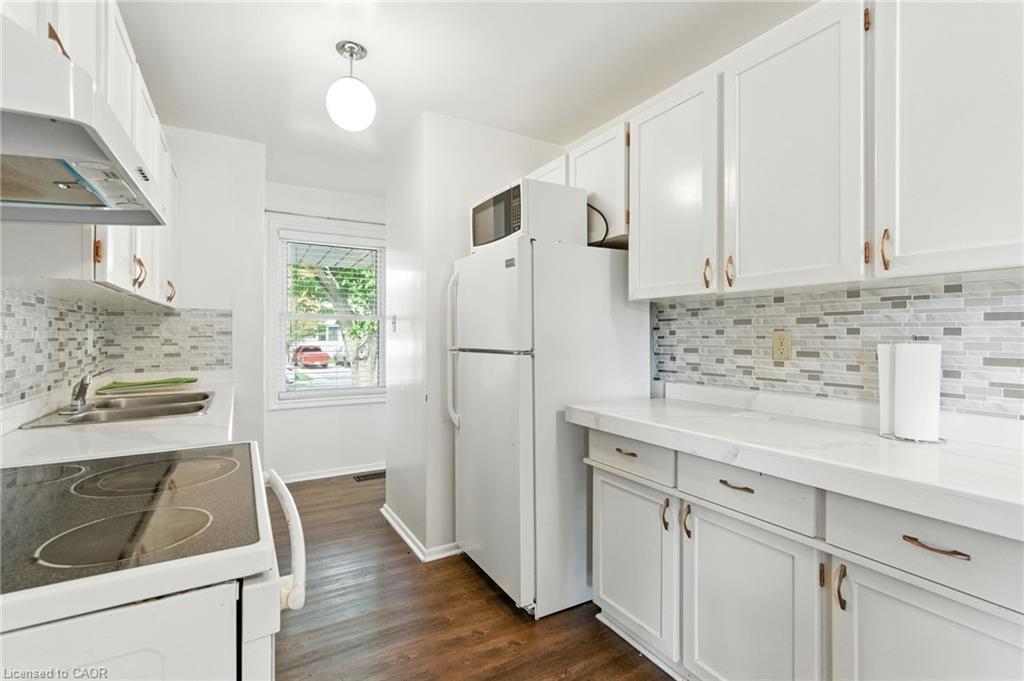 Main-10 Owen Place, Hamilton, ON - Indoor Photo Showing Kitchen With Double Sink