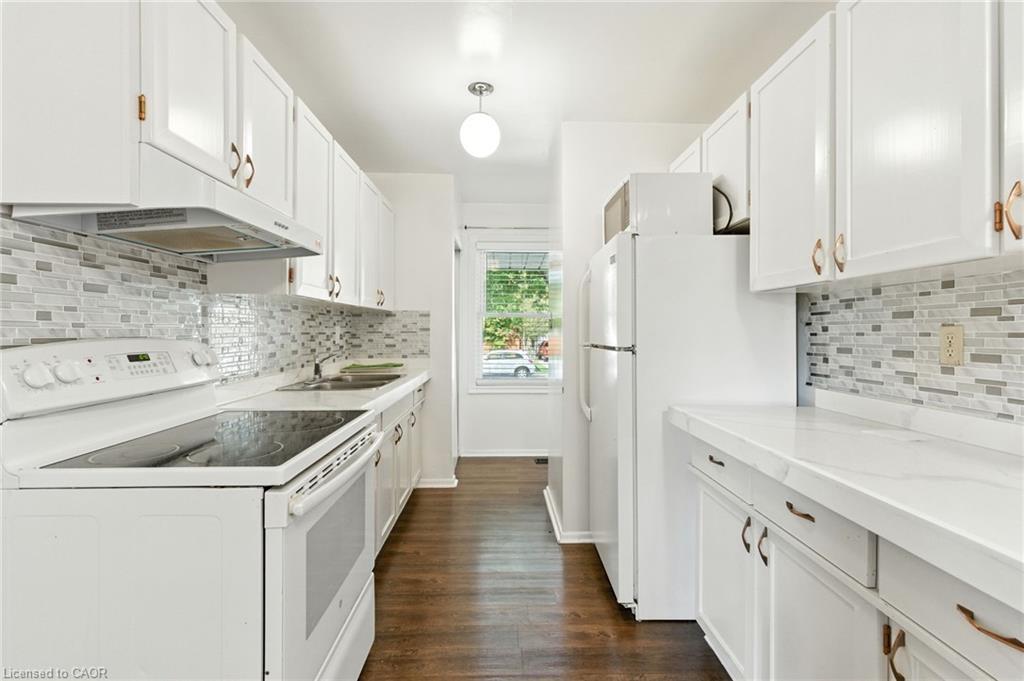 Main-10 Owen Place, Hamilton, ON - Indoor Photo Showing Kitchen