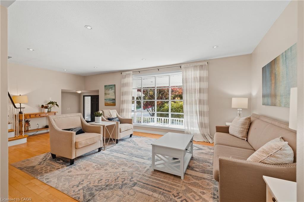 26 Nightingale Crescent, Elmira, ON - Indoor Photo Showing Living Room