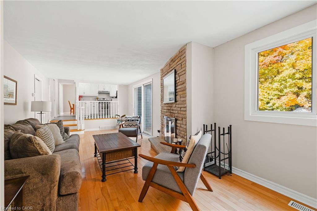 26 Nightingale Crescent, Elmira, ON - Indoor Photo Showing Living Room