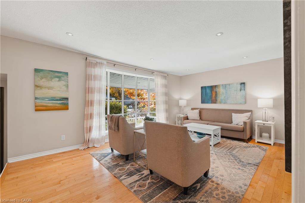 26 Nightingale Crescent, Elmira, ON - Indoor Photo Showing Living Room