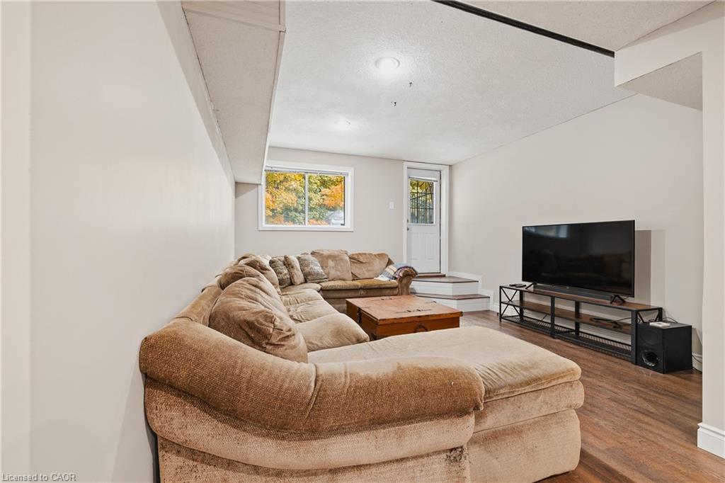 26 Nightingale Crescent, Elmira, ON - Indoor Photo Showing Living Room