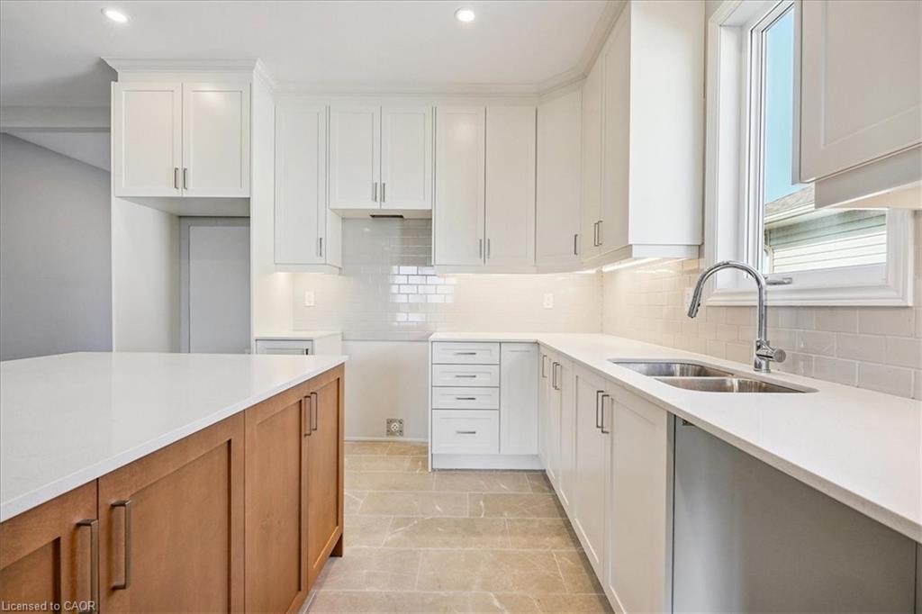 10 Michelle'S Way, Hagersville, ON - Indoor Photo Showing Kitchen With Double Sink With Upgraded Kitchen