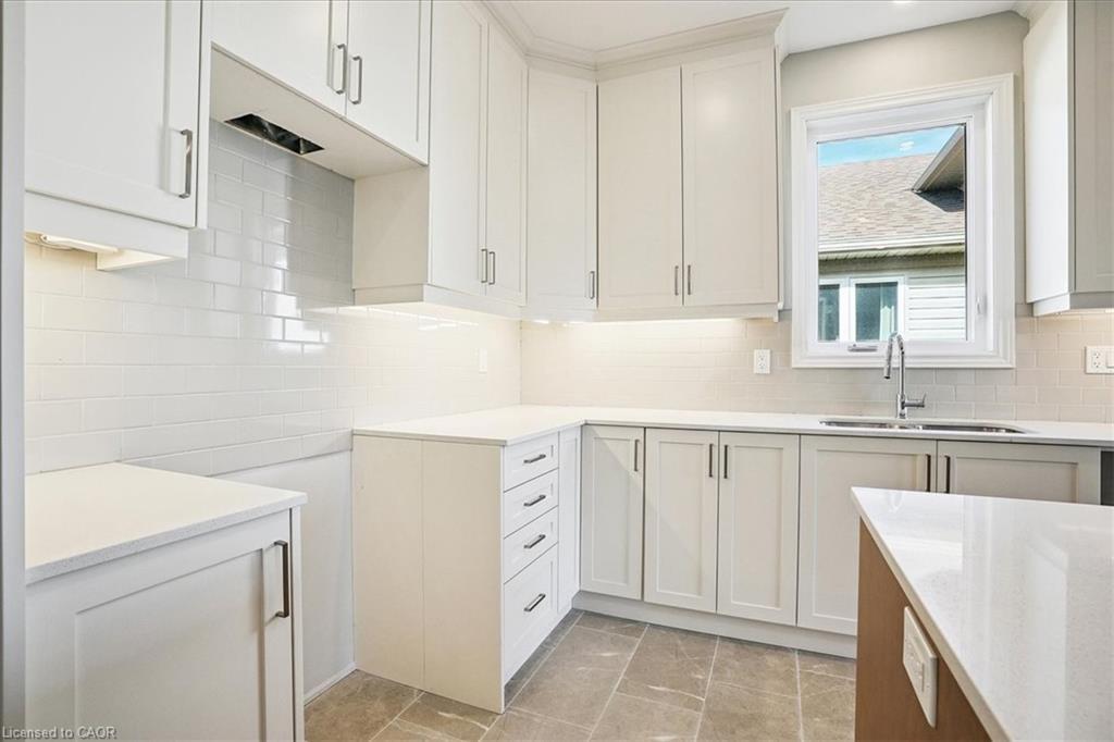 10 Michelle'S Way, Hagersville, ON - Indoor Photo Showing Kitchen With Double Sink