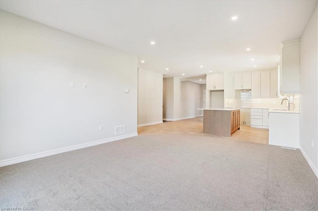 10 Michelle'S Way, Hagersville, ON - Indoor Photo Showing Kitchen