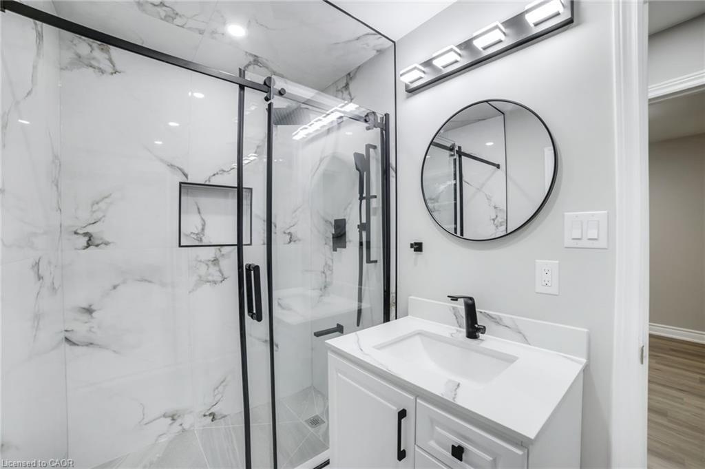 86 Adair Avenue S, Hamilton, ON - Indoor Photo Showing Bathroom