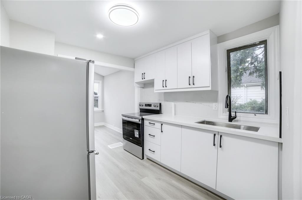 86 Adair Avenue S, Hamilton, ON - Indoor Photo Showing Kitchen