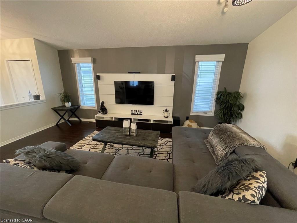 91 Loggers Grove, London, ON - Indoor Photo Showing Living Room