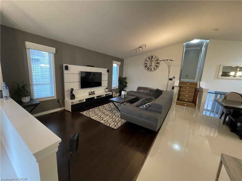 91 Loggers Grove, London, ON - Indoor Photo Showing Living Room