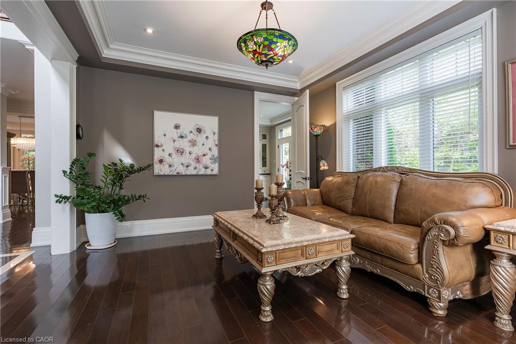 108 Livno Common, Oakville, ON - Indoor Photo Showing Living Room